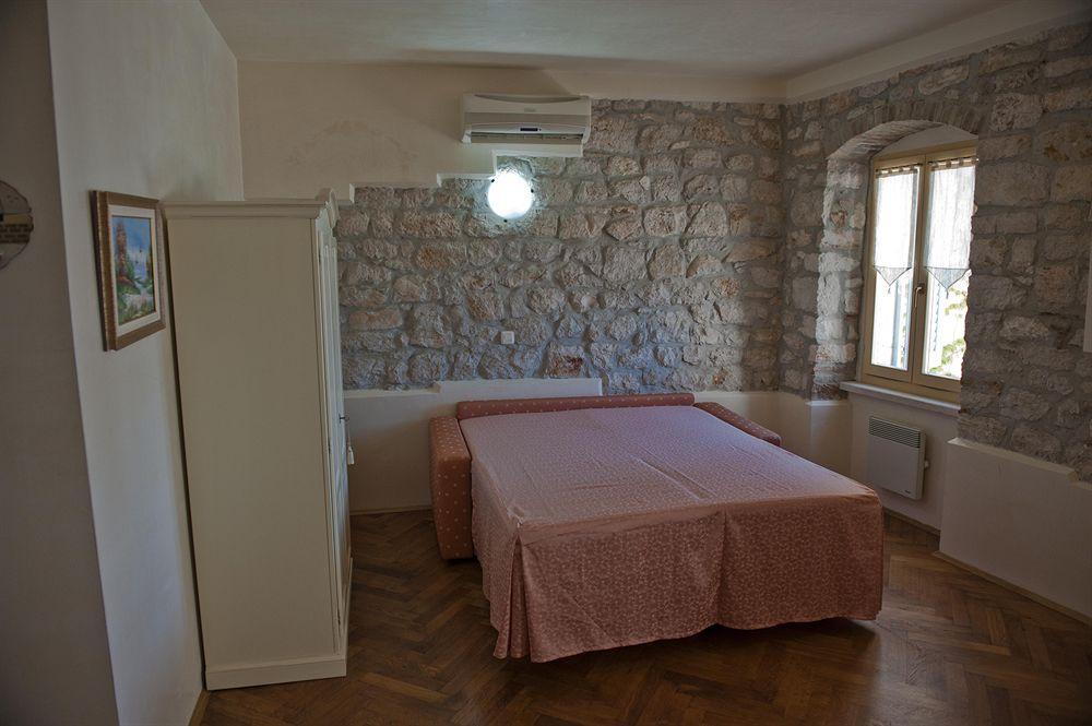 Residence La Carera Centro Storico Ровин Екстериор снимка