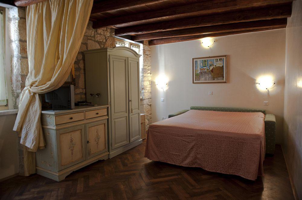 Residence La Carera Centro Storico Ровин Екстериор снимка
