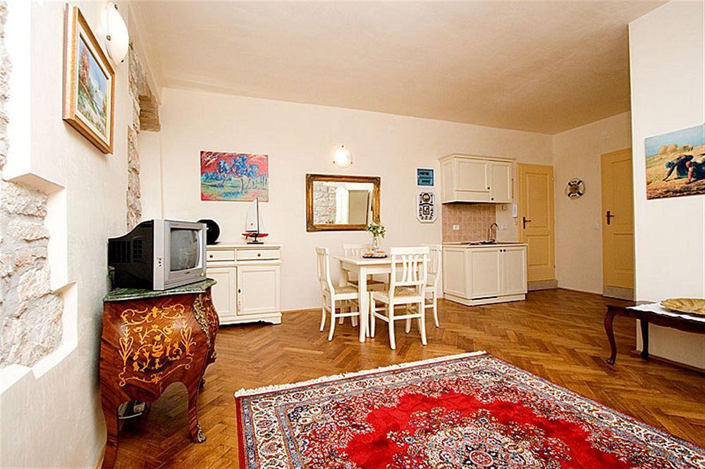 Residence La Carera Centro Storico Ровин Екстериор снимка