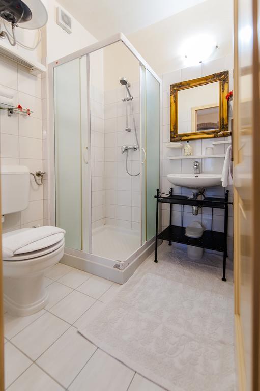 Residence La Carera Centro Storico Ровин Екстериор снимка