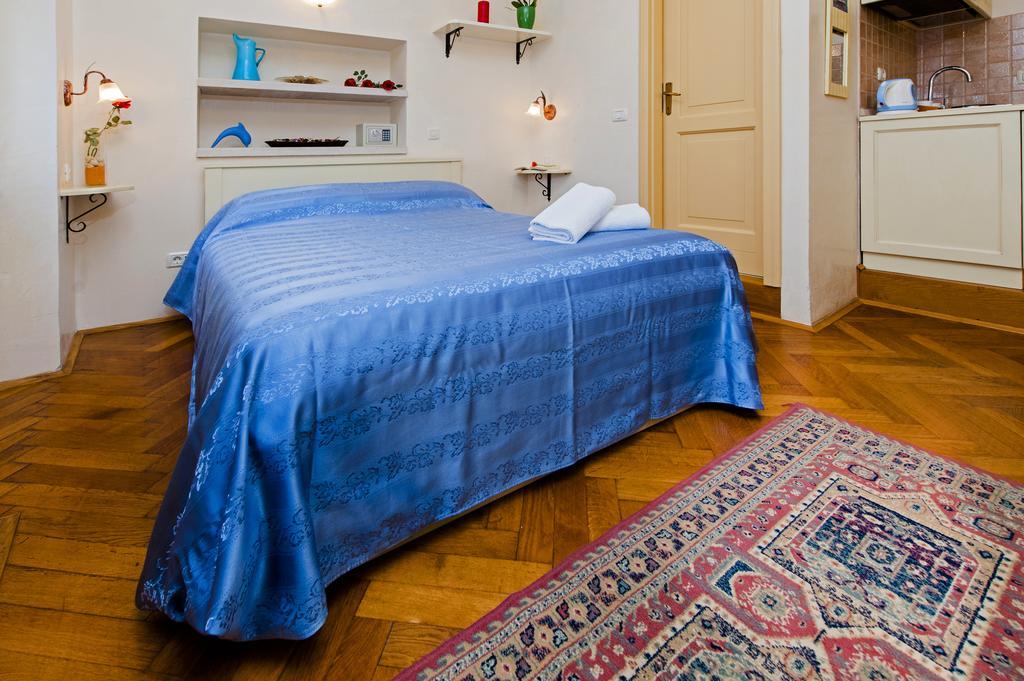 Residence La Carera Centro Storico Ровин Екстериор снимка