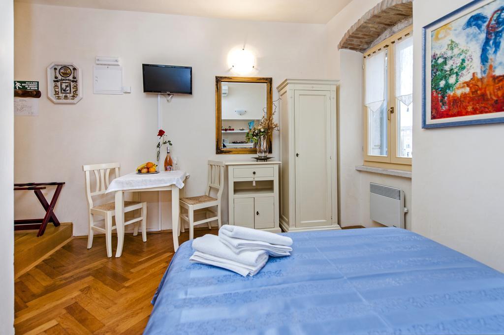 Residence La Carera Centro Storico Ровин Екстериор снимка