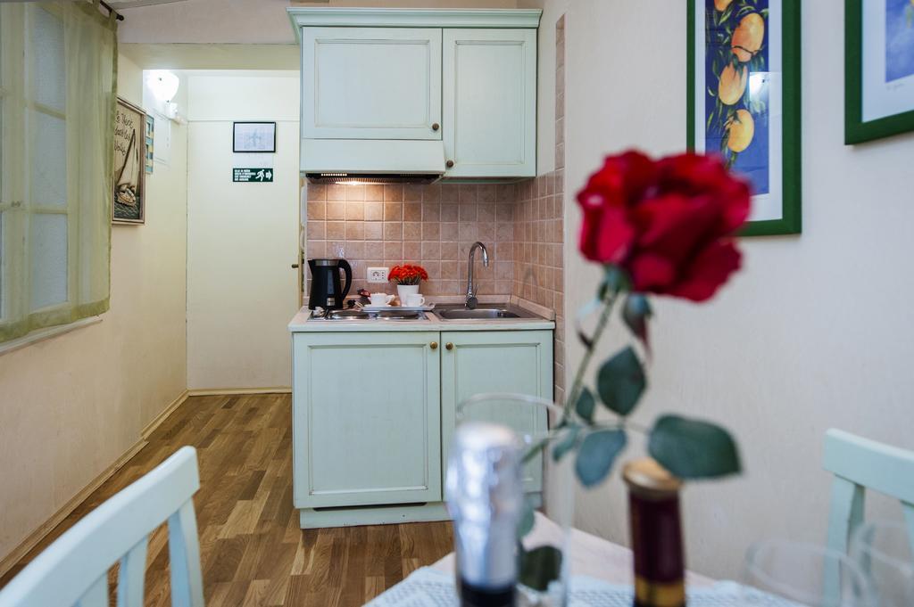 Residence La Carera Centro Storico Ровин Екстериор снимка