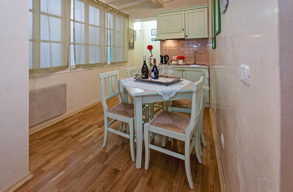 Residence La Carera Centro Storico Ровин Екстериор снимка