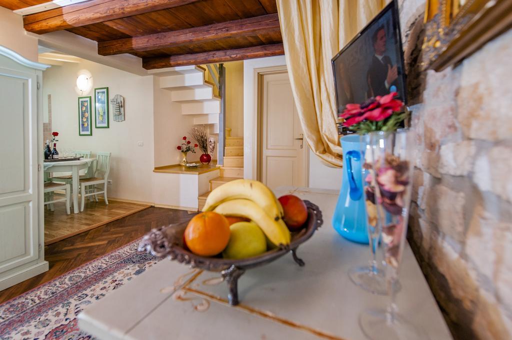 Residence La Carera Centro Storico Ровин Екстериор снимка