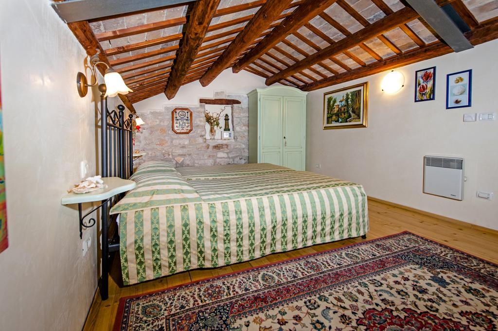 Residence La Carera Centro Storico Ровин Екстериор снимка