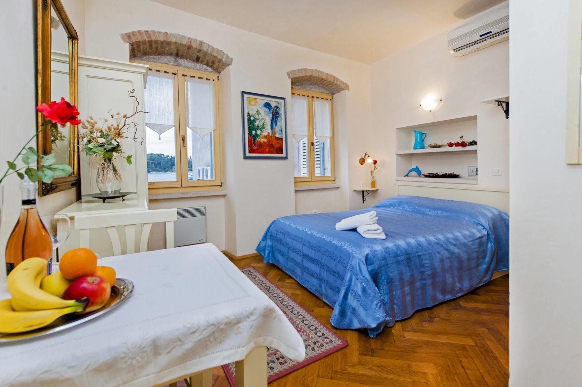 Residence La Carera Centro Storico Ровин Екстериор снимка