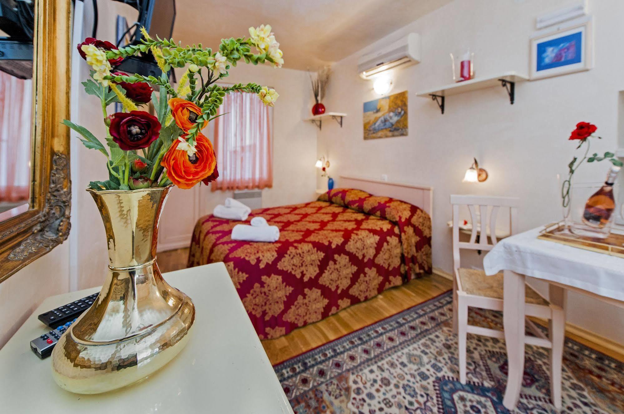 Residence La Carera Centro Storico Ровин Екстериор снимка