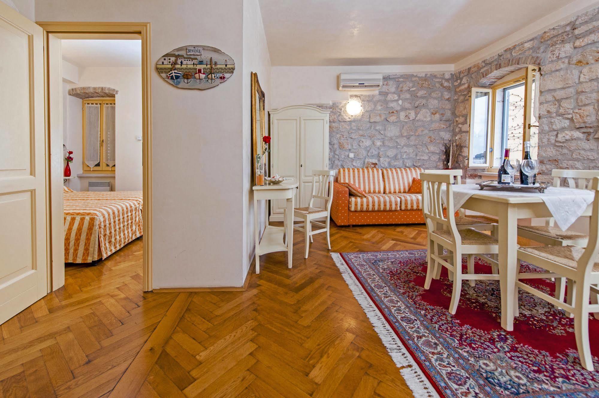 Residence La Carera Centro Storico Ровин Екстериор снимка