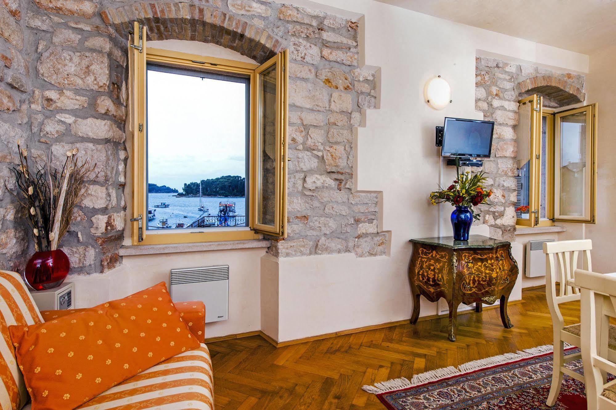 Residence La Carera Centro Storico Ровин Екстериор снимка