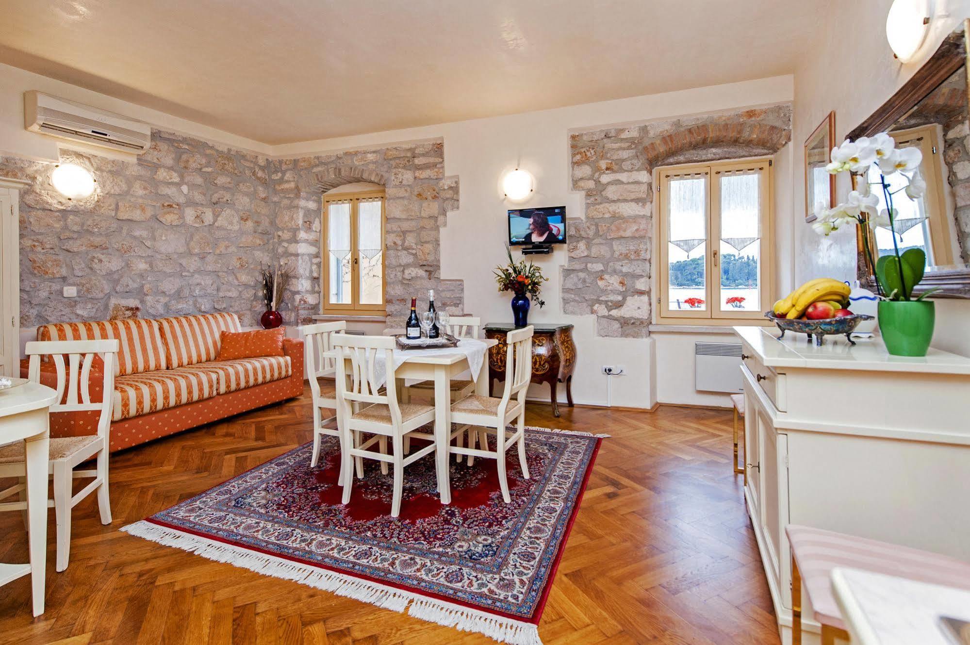 Residence La Carera Centro Storico Ровин Екстериор снимка