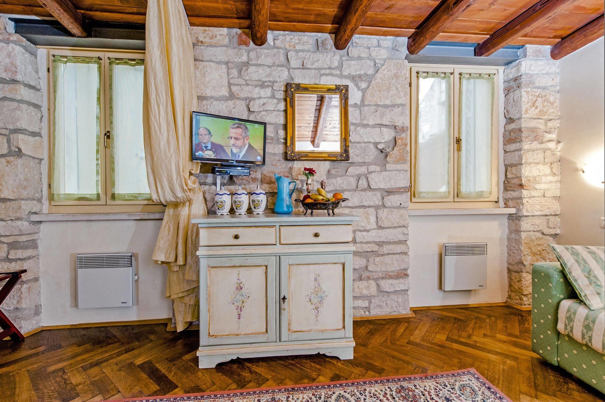 Residence La Carera Centro Storico Ровин Екстериор снимка