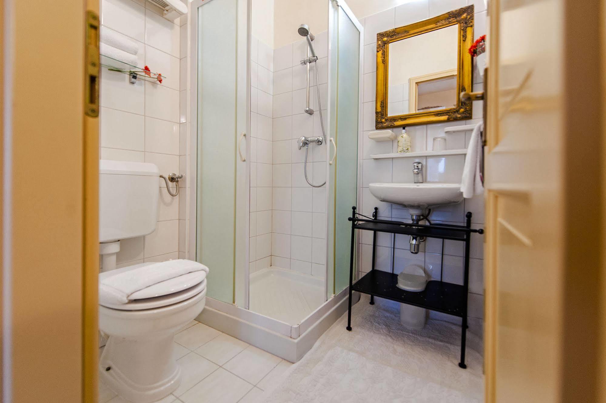 Residence La Carera Centro Storico Ровин Екстериор снимка