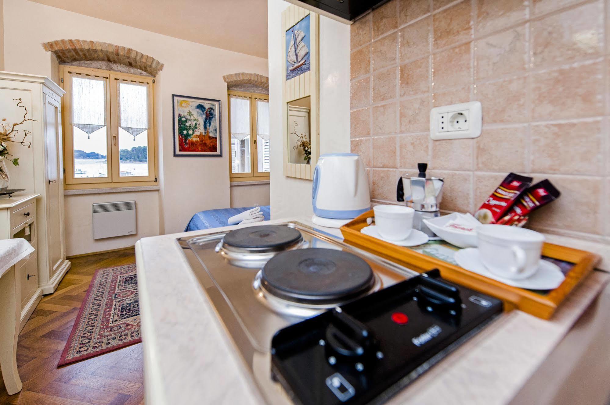 Residence La Carera Centro Storico Ровин Екстериор снимка