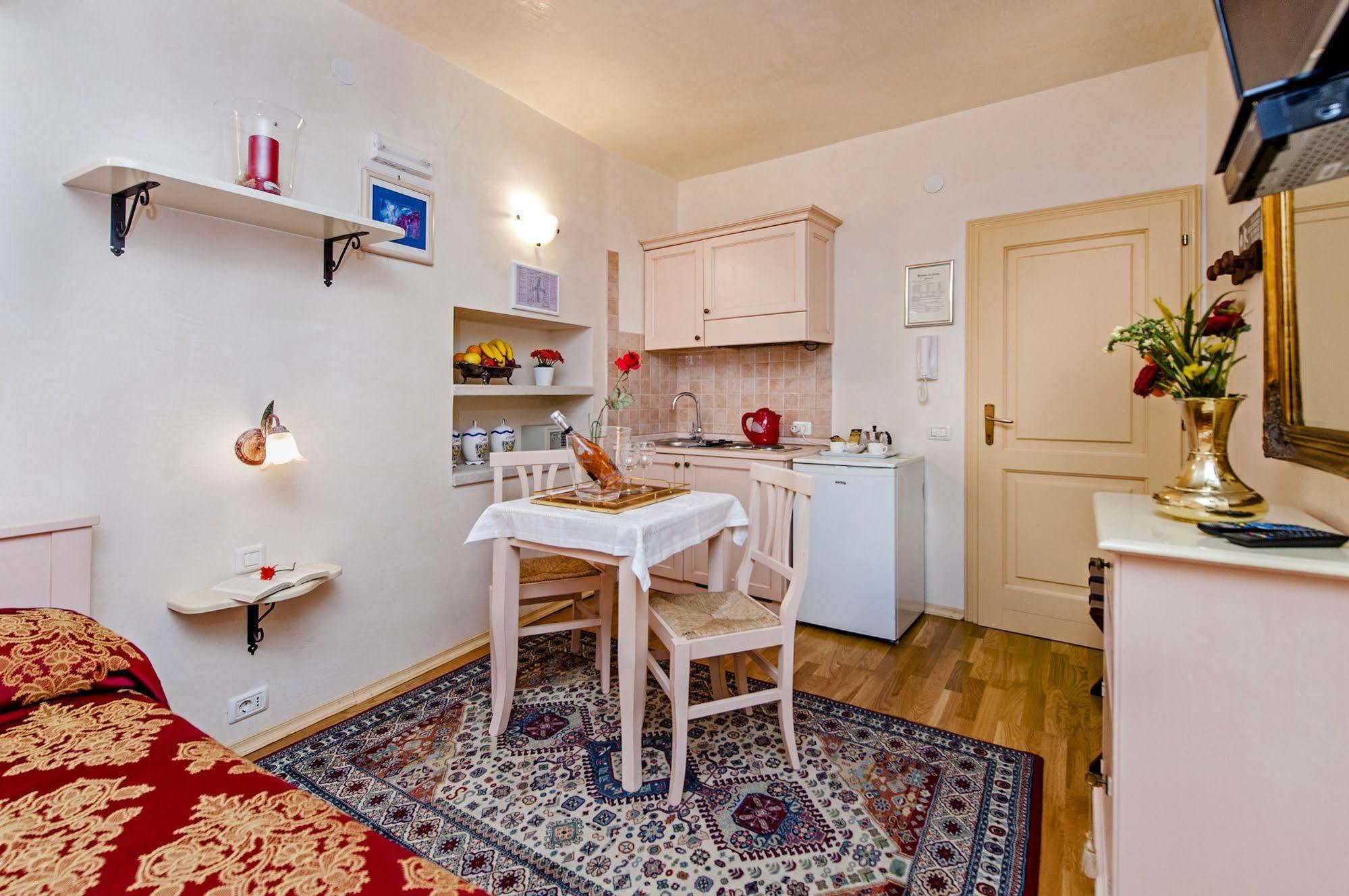 Residence La Carera Centro Storico Ровин Екстериор снимка