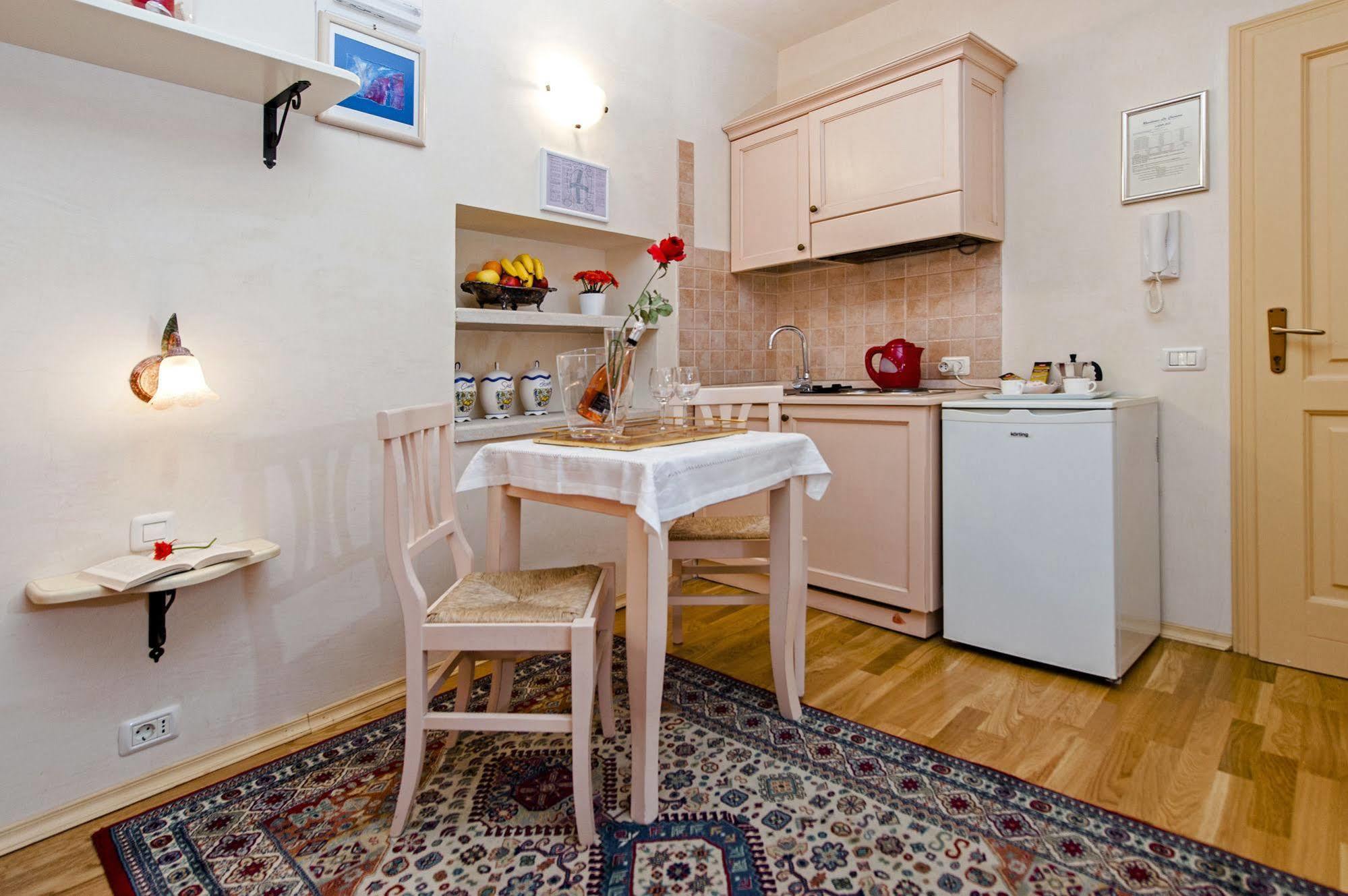 Residence La Carera Centro Storico Ровин Екстериор снимка