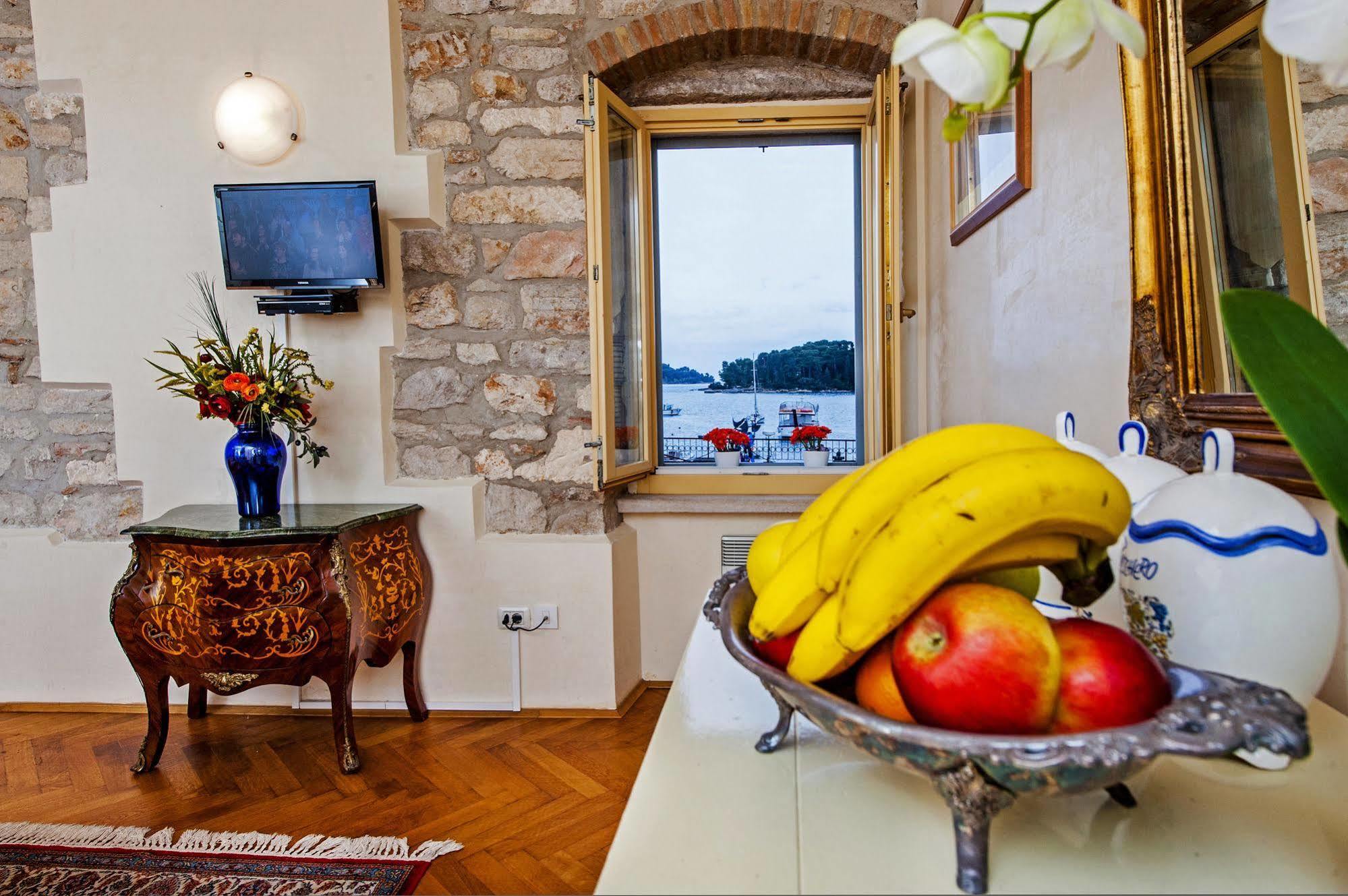 Residence La Carera Centro Storico Ровин Екстериор снимка
