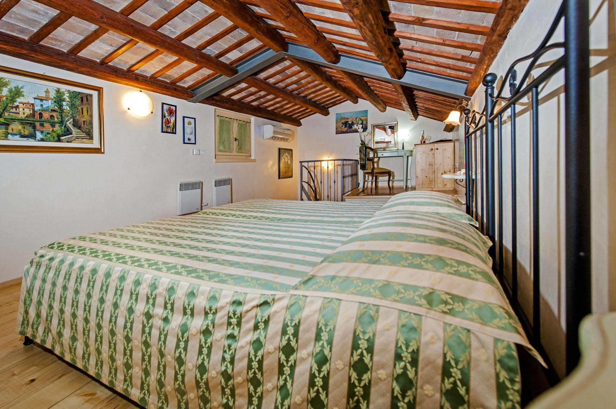 Residence La Carera Centro Storico Ровин Екстериор снимка