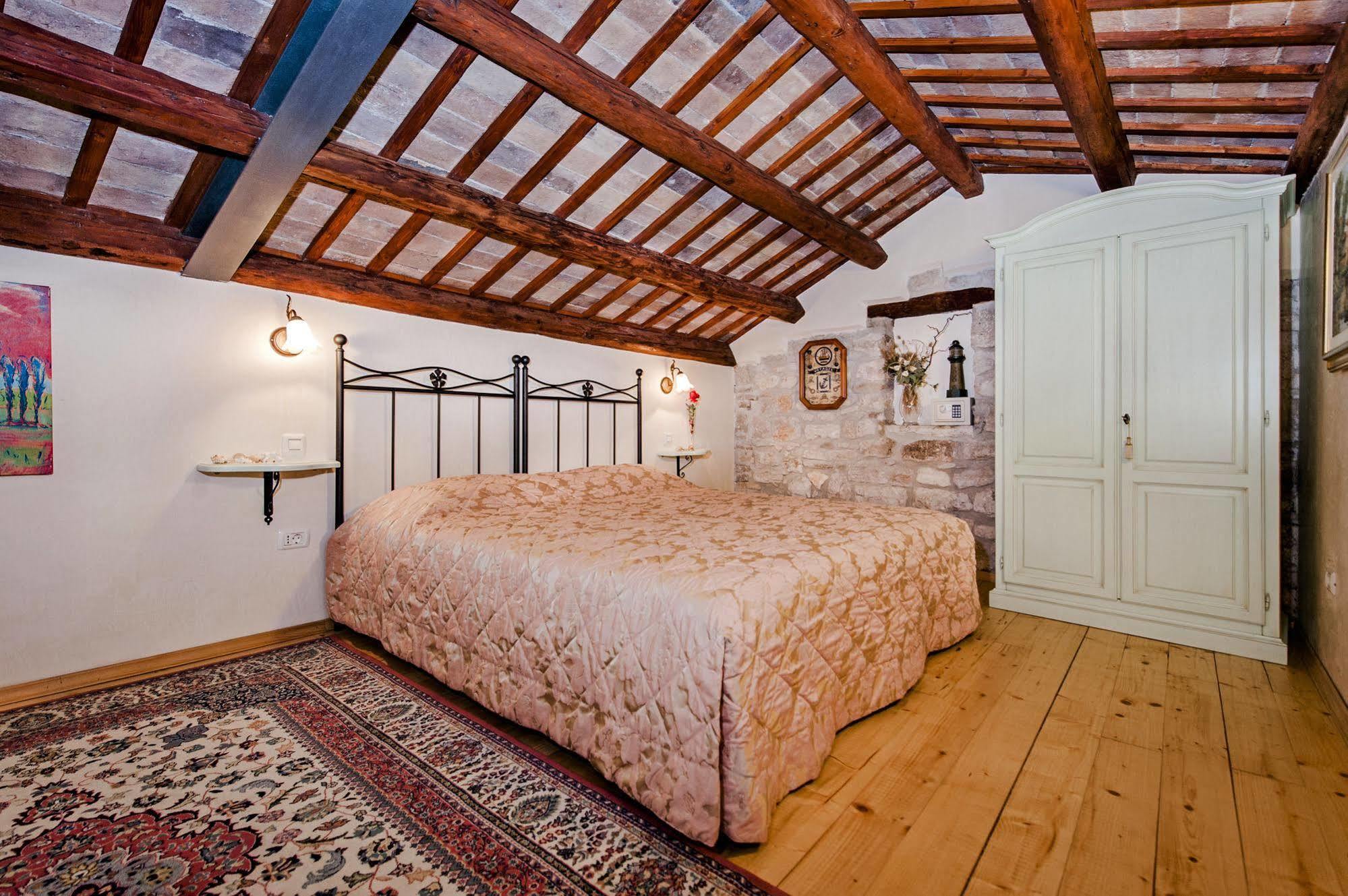 Residence La Carera Centro Storico Ровин Екстериор снимка