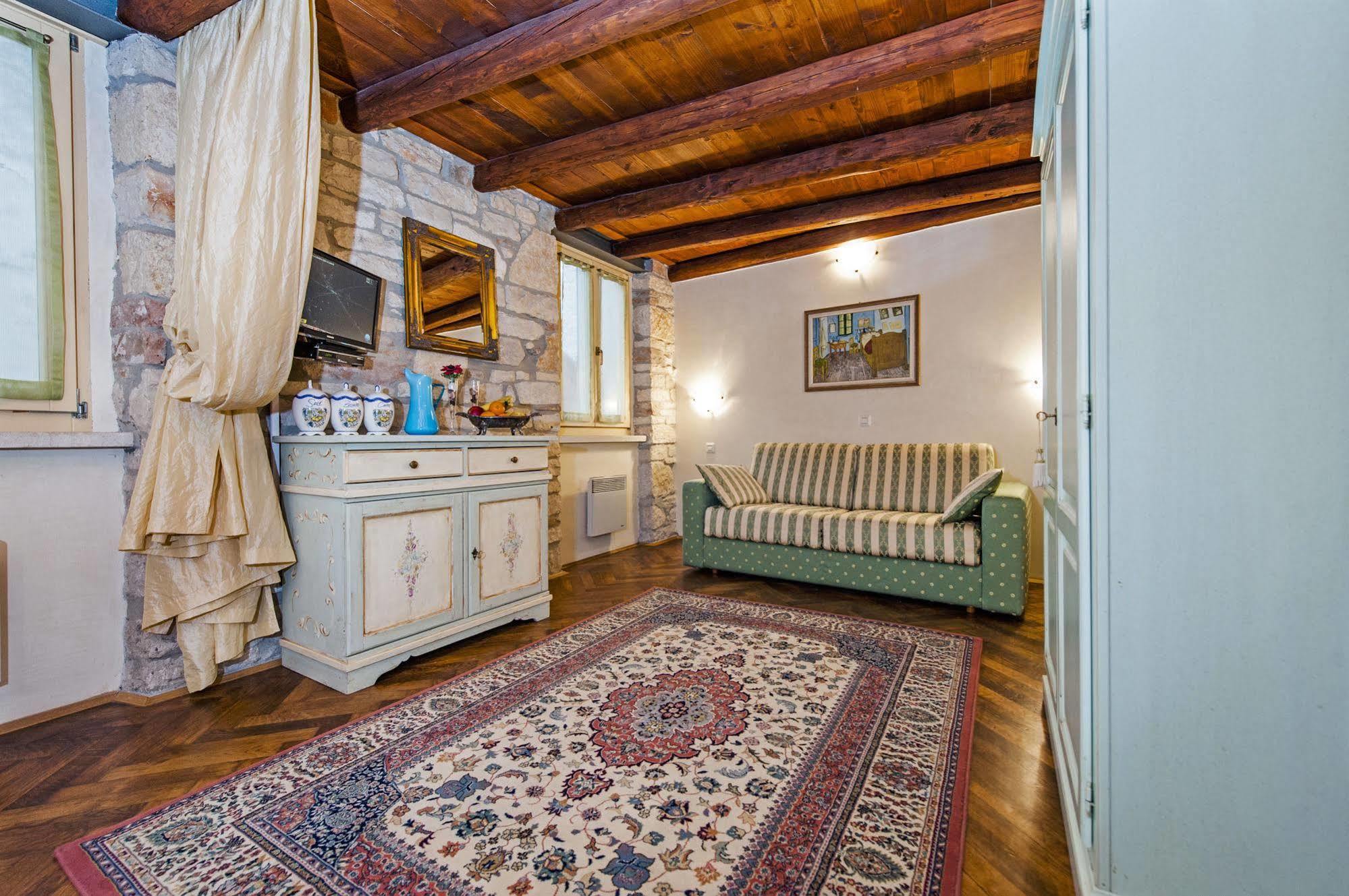 Residence La Carera Centro Storico Ровин Екстериор снимка