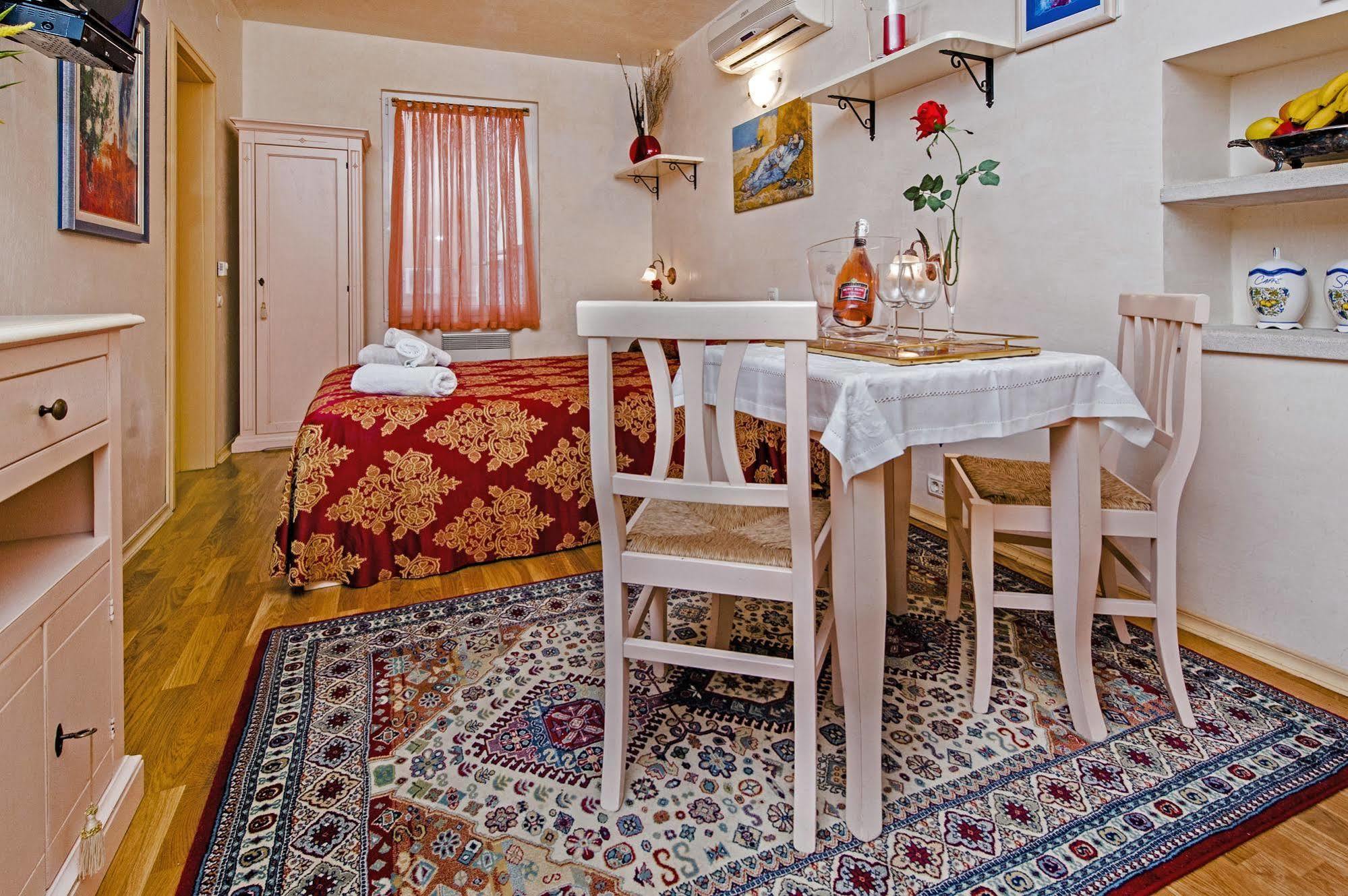 Residence La Carera Centro Storico Ровин Екстериор снимка