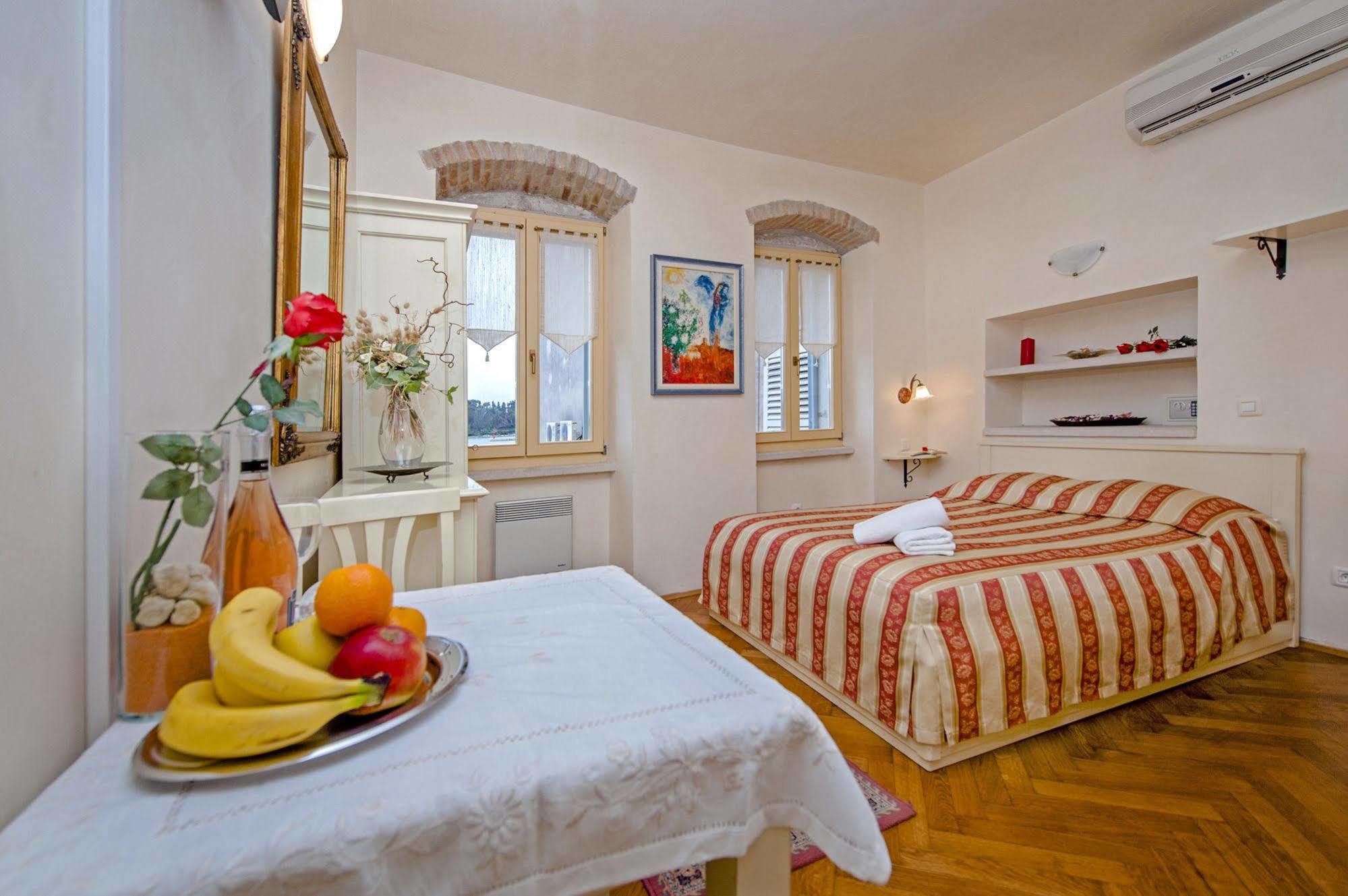 Residence La Carera Centro Storico Ровин Екстериор снимка