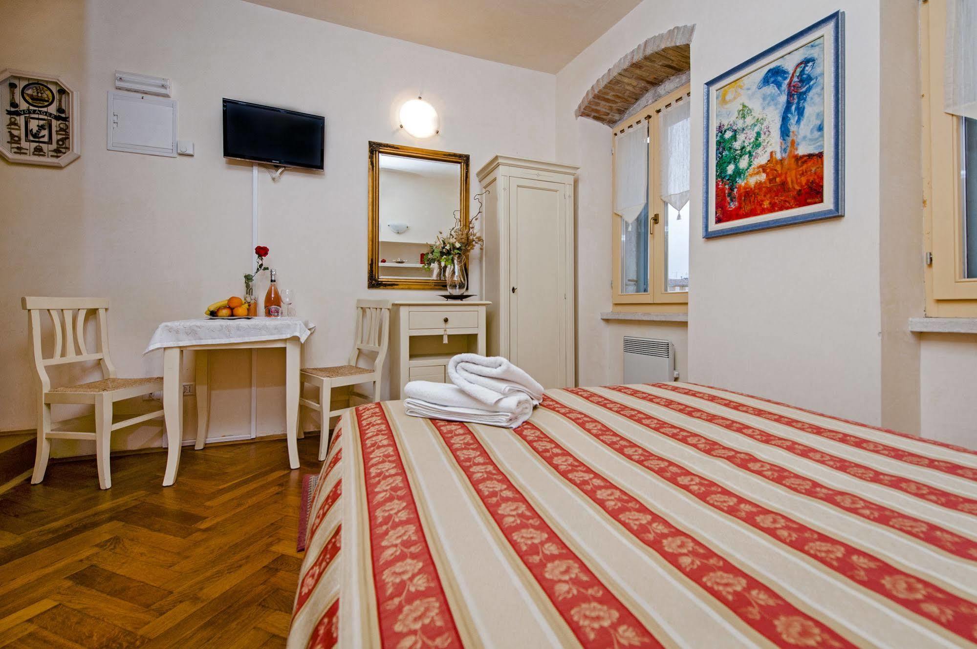 Residence La Carera Centro Storico Ровин Екстериор снимка