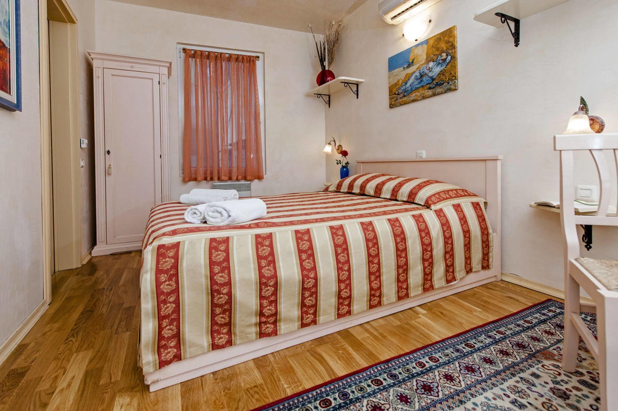Residence La Carera Centro Storico Ровин Екстериор снимка