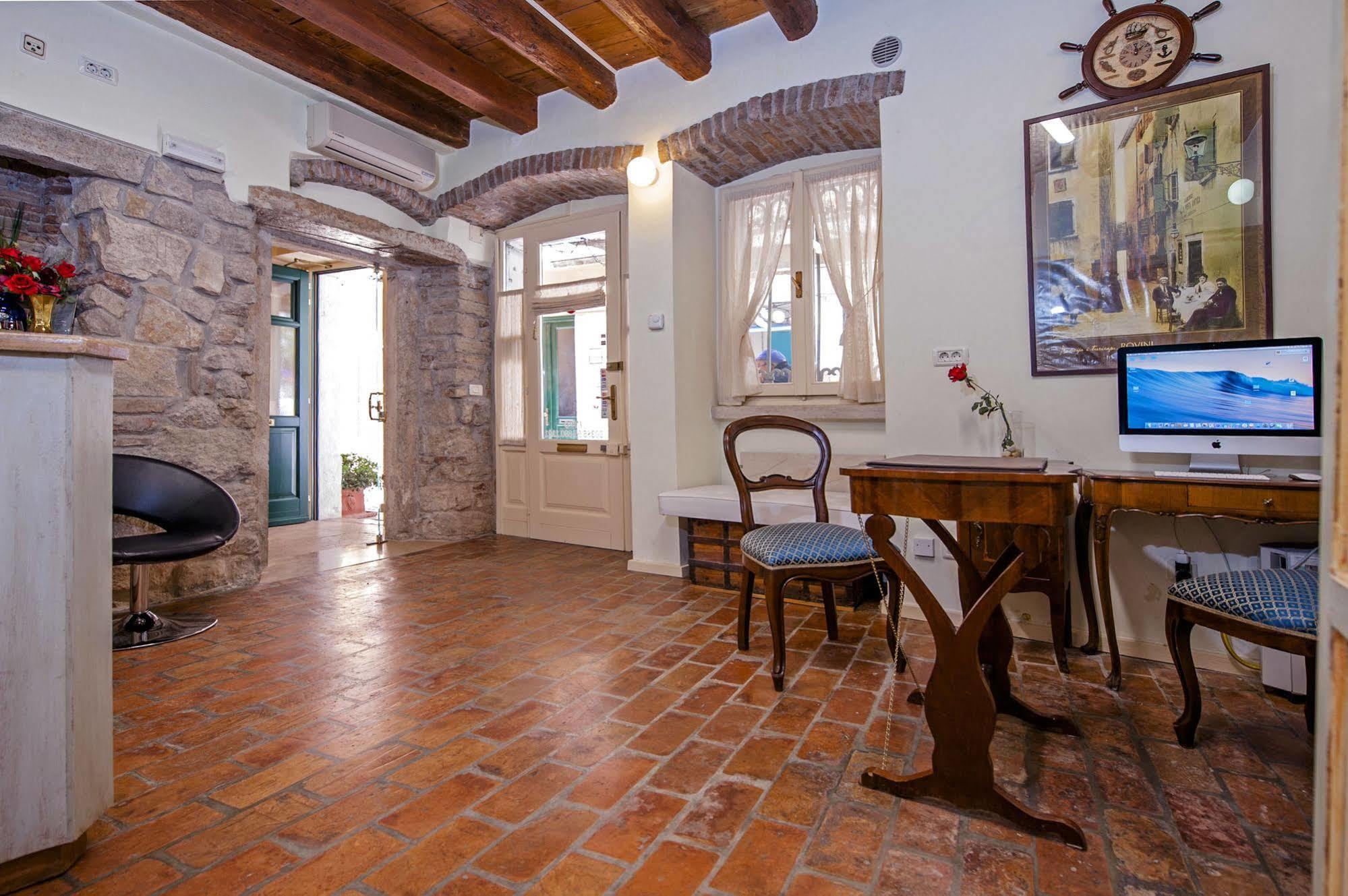 Residence La Carera Centro Storico Ровин Екстериор снимка