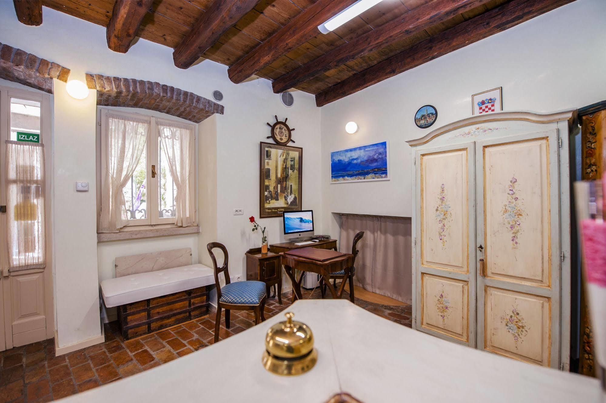 Residence La Carera Centro Storico Ровин Екстериор снимка